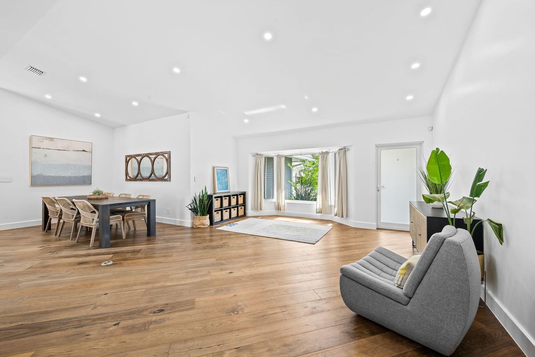 合同活跃: $1,399,000 (4 贝兹, 2 浴室, 2131 平方英尺)