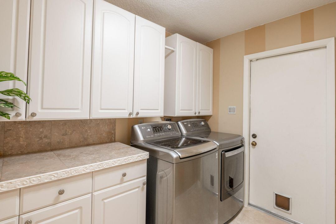 Под контрактом: $5,000 (3 спален, 2 ванн, 1889 Квадратных фут)