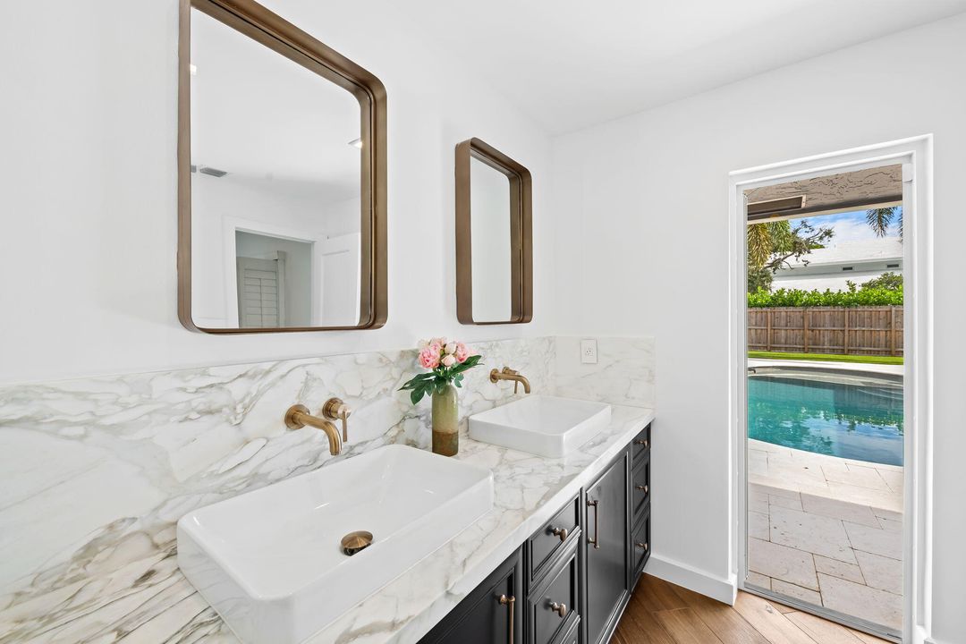 合同活跃: $1,399,000 (4 贝兹, 2 浴室, 2131 平方英尺)