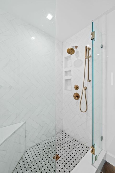 合同活跃: $1,399,000 (4 贝兹, 2 浴室, 2131 平方英尺)