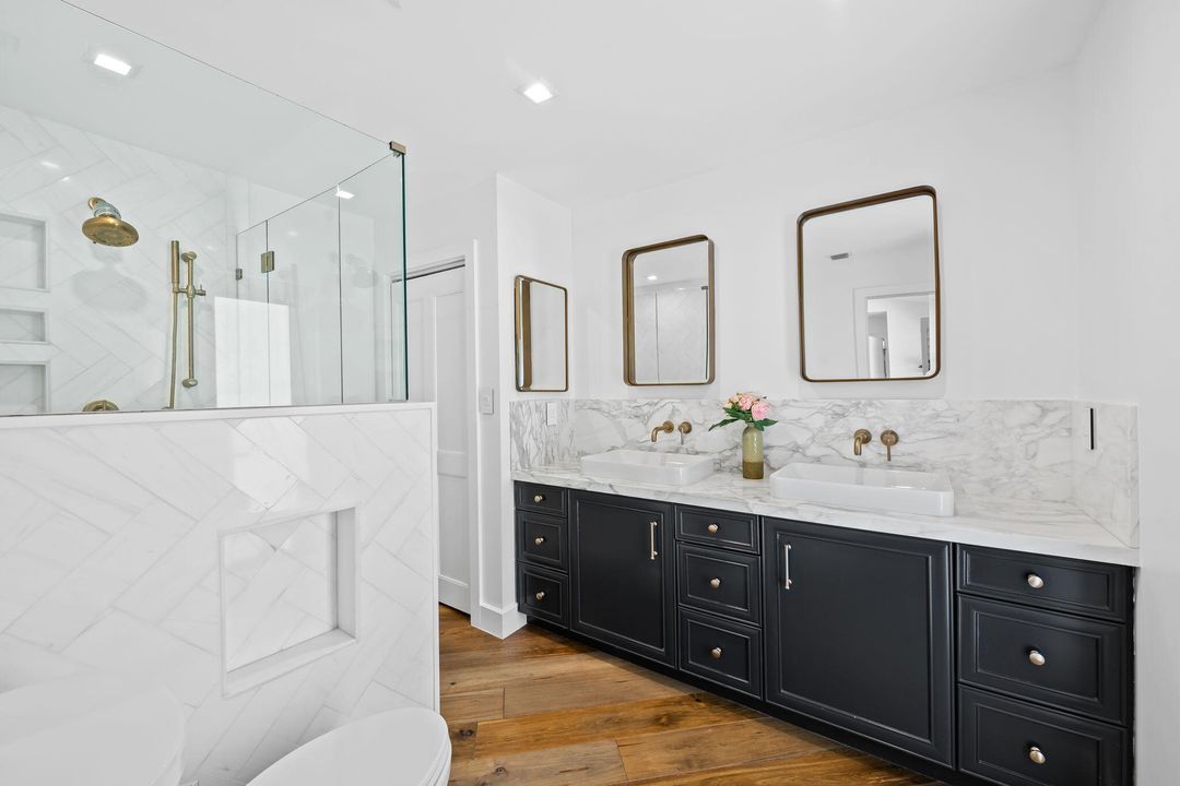 合同活跃: $1,399,000 (4 贝兹, 2 浴室, 2131 平方英尺)