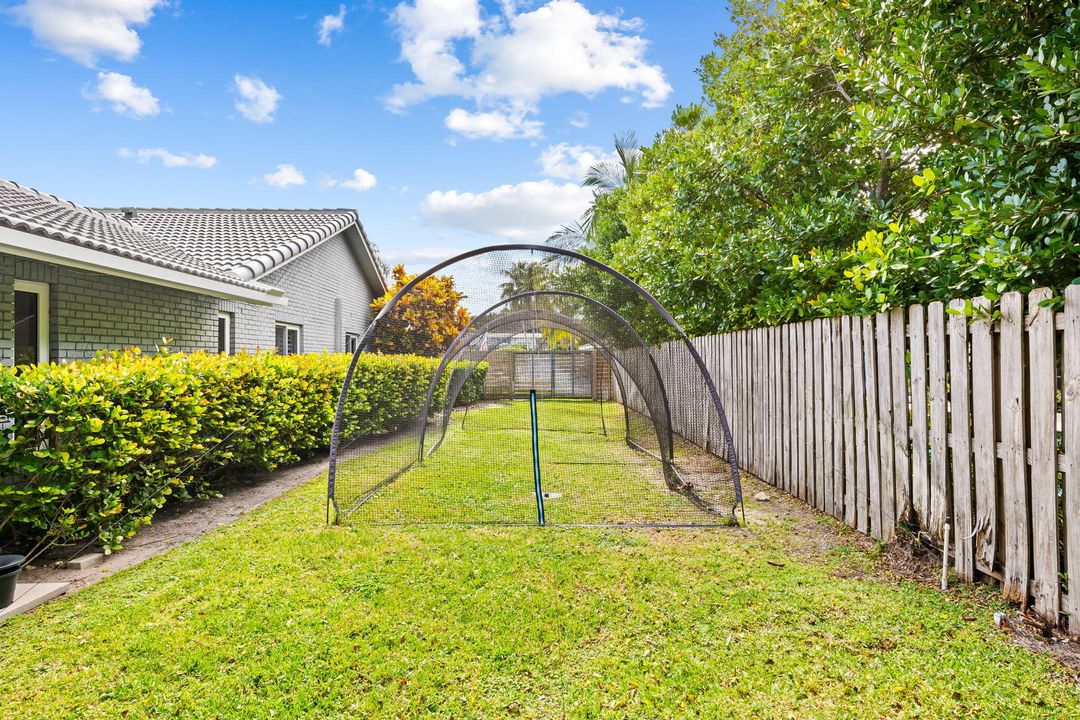 合同活跃: $1,399,000 (4 贝兹, 2 浴室, 2131 平方英尺)