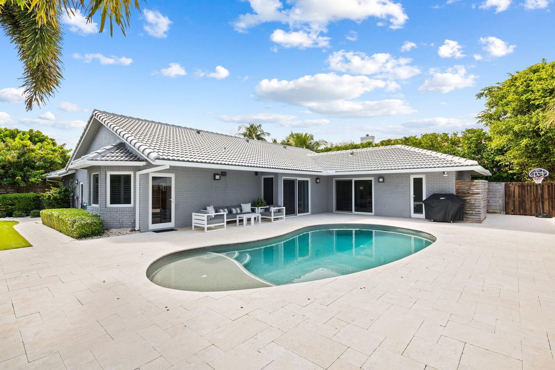 合同活跃: $1,399,000 (4 贝兹, 2 浴室, 2131 平方英尺)