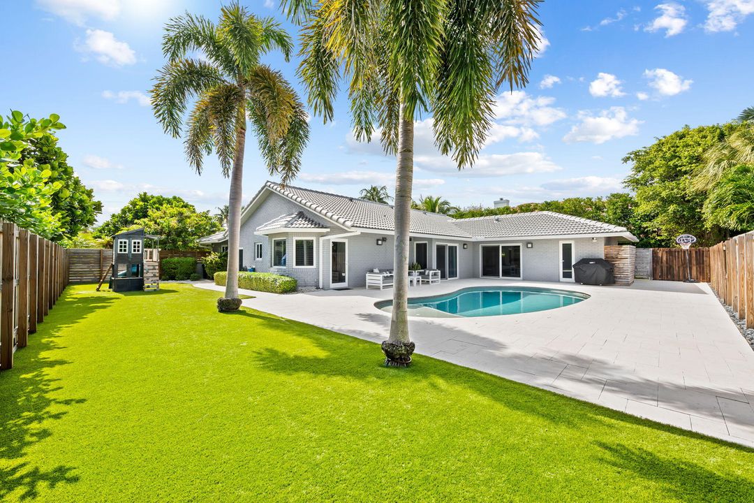 合同活跃: $1,399,000 (4 贝兹, 2 浴室, 2131 平方英尺)