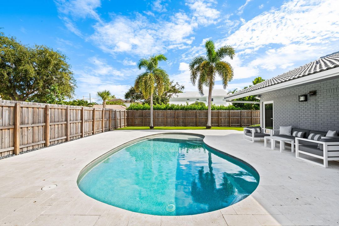 合同活跃: $1,399,000 (4 贝兹, 2 浴室, 2131 平方英尺)