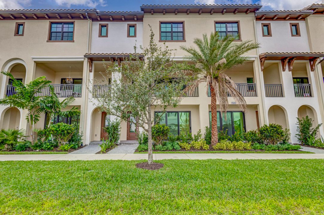 出租: $5,300 (3 贝兹, 3 浴室, 2252 平方英尺)