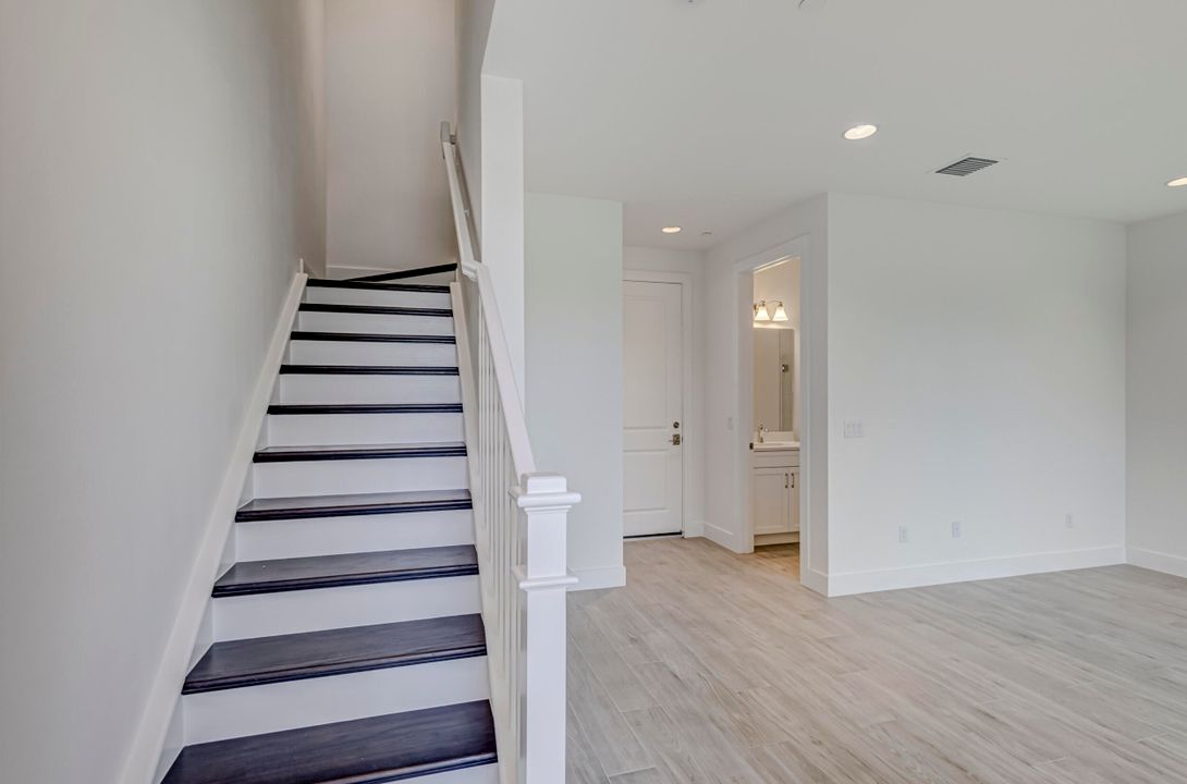 出租: $5,300 (3 贝兹, 3 浴室, 2252 平方英尺)