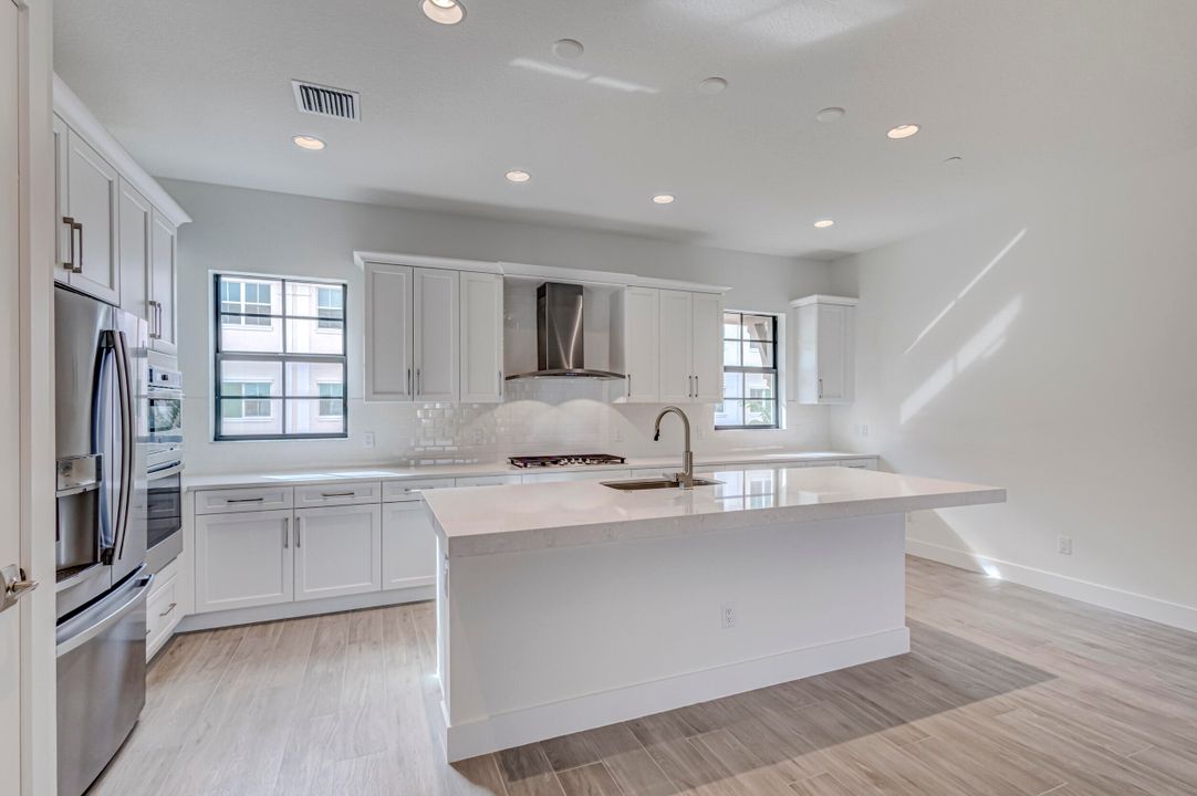 出租: $5,300 (3 贝兹, 3 浴室, 2252 平方英尺)