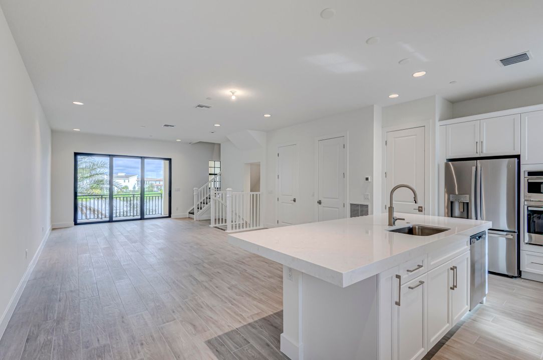 出租: $5,300 (3 贝兹, 3 浴室, 2252 平方英尺)