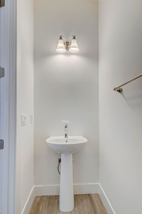 出租: $5,300 (3 贝兹, 3 浴室, 2252 平方英尺)