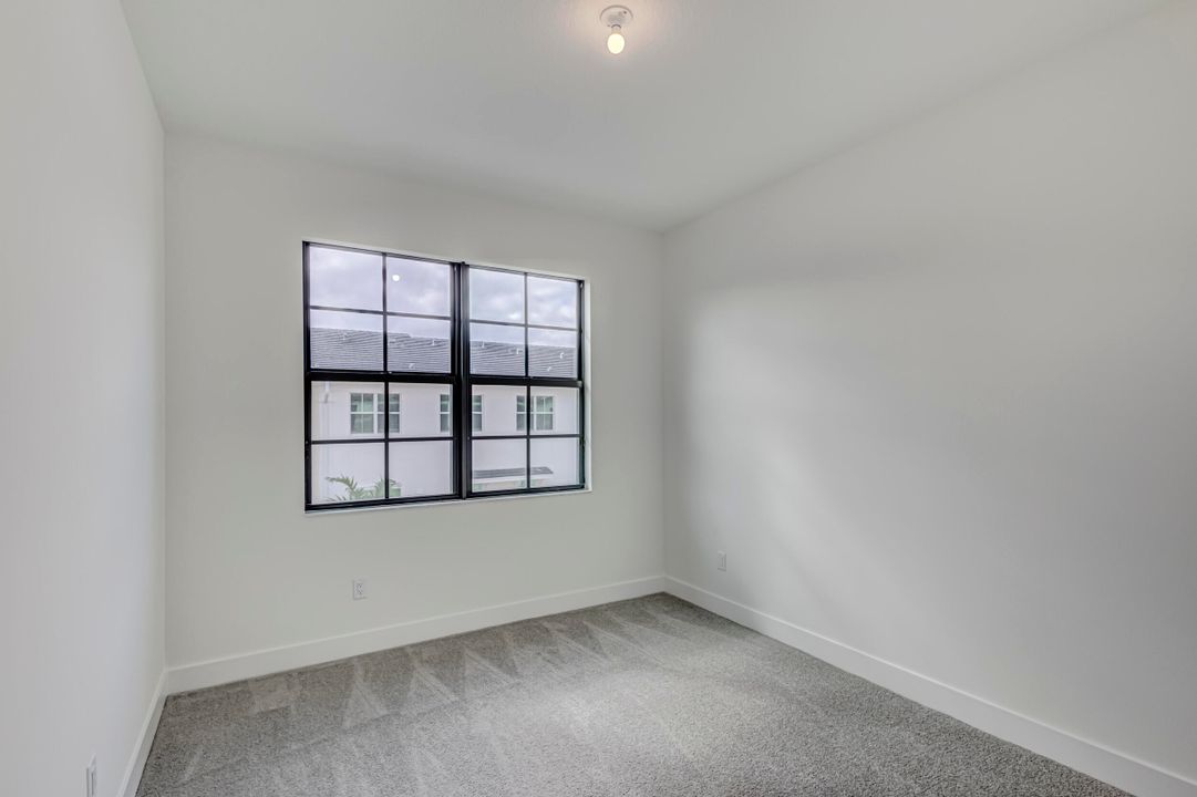 出租: $5,300 (3 贝兹, 3 浴室, 2252 平方英尺)