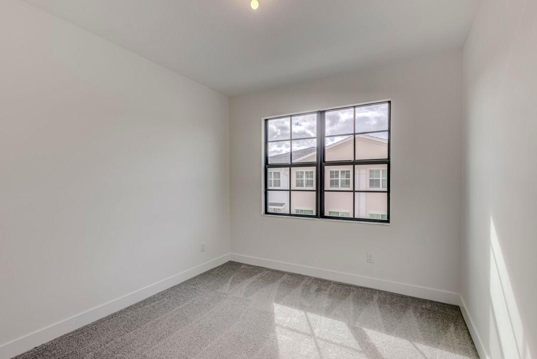 出租: $5,300 (3 贝兹, 3 浴室, 2252 平方英尺)