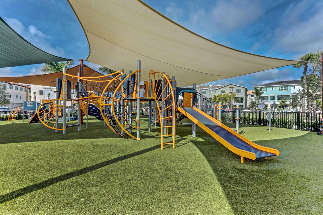 出租: $5,300 (3 贝兹, 3 浴室, 2252 平方英尺)