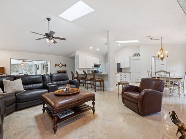 Activo con contrato: $1,395,000 (5 camas, 3 baños, 3092 Pies cuadrados)