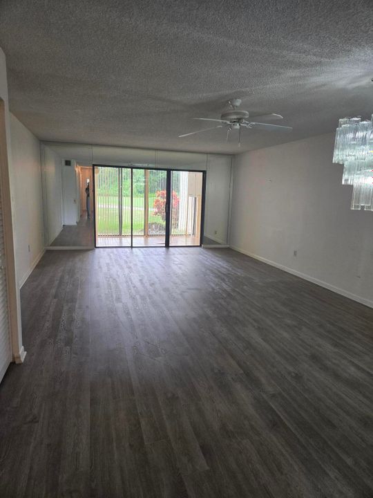 待售: $189,000 (2 贝兹, 2 浴室, 1216 平方英尺)