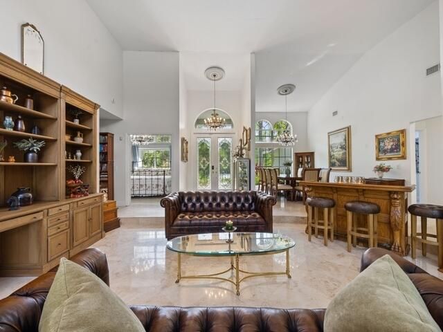 Activo con contrato: $1,395,000 (5 camas, 3 baños, 3092 Pies cuadrados)