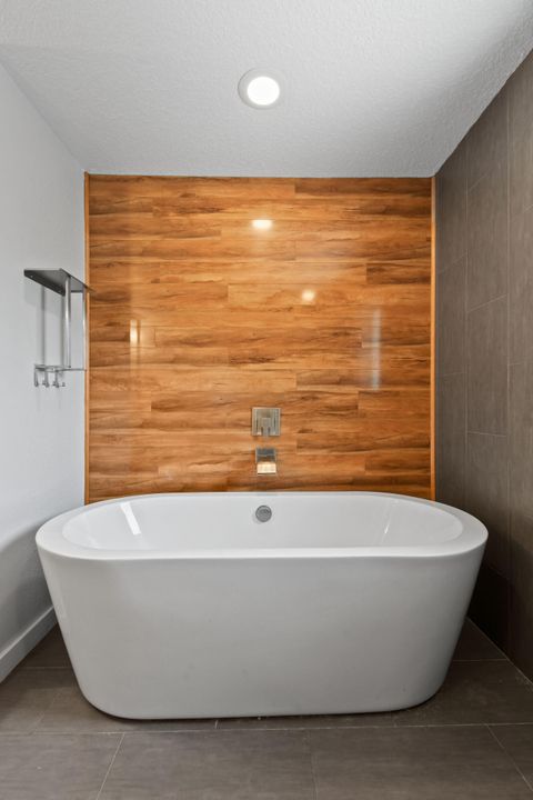 Под контрактом: $5,500 (3 спален, 2 ванн, 1947 Квадратных фут)