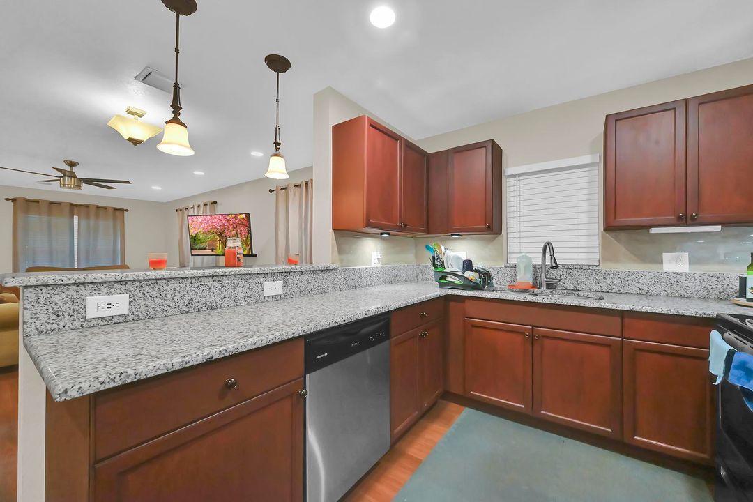 For Sale: $238,000 (3 beds, 2 baths, 1040 Square Feet)