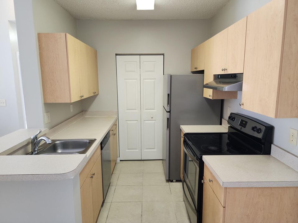 На продажу: $289,000 (2 спален, 2 ванн, 1048 Квадратных фут)