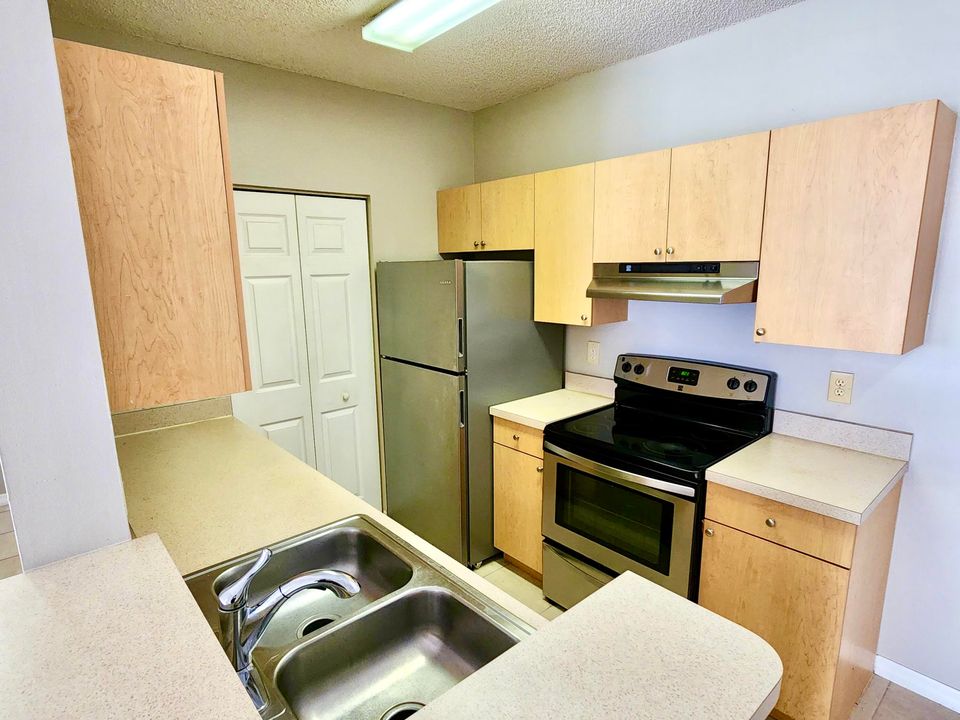 На продажу: $289,000 (2 спален, 2 ванн, 1048 Квадратных фут)