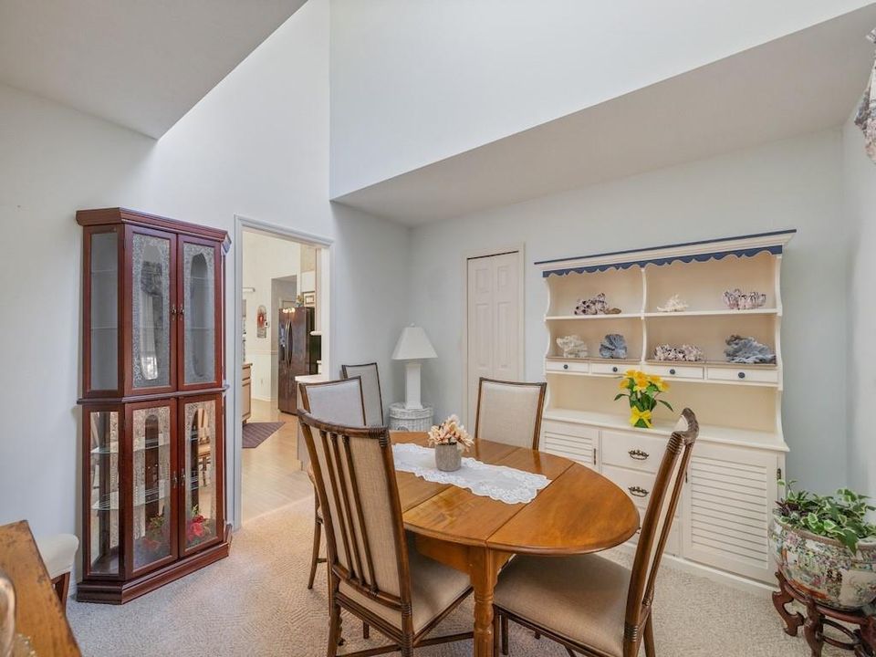 Activo con contrato: $385,000 (3 camas, 2 baños, 2000 Pies cuadrados)