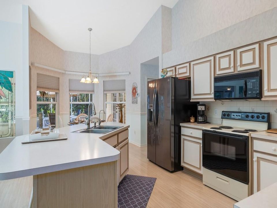 Activo con contrato: $385,000 (3 camas, 2 baños, 2000 Pies cuadrados)