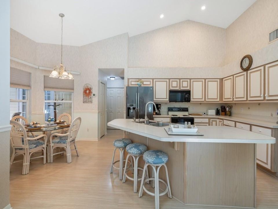 Activo con contrato: $385,000 (3 camas, 2 baños, 2000 Pies cuadrados)