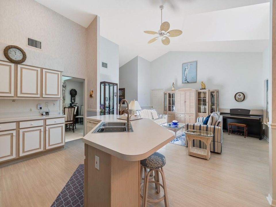 Activo con contrato: $385,000 (3 camas, 2 baños, 2000 Pies cuadrados)