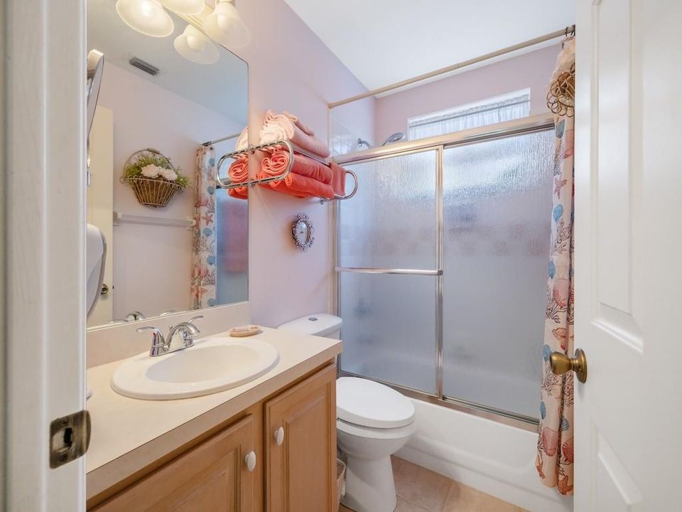 Activo con contrato: $385,000 (3 camas, 2 baños, 2000 Pies cuadrados)