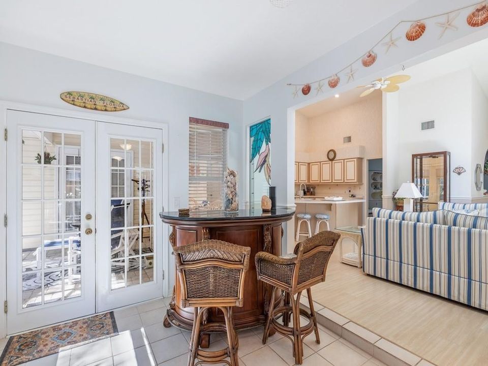 Activo con contrato: $385,000 (3 camas, 2 baños, 2000 Pies cuadrados)