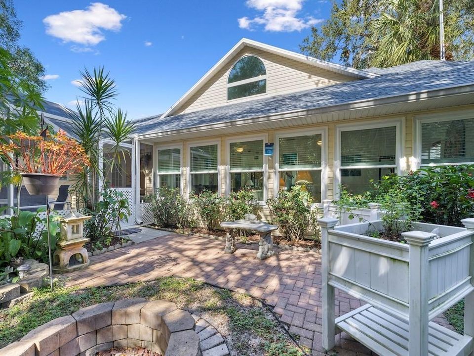 Activo con contrato: $385,000 (3 camas, 2 baños, 2000 Pies cuadrados)