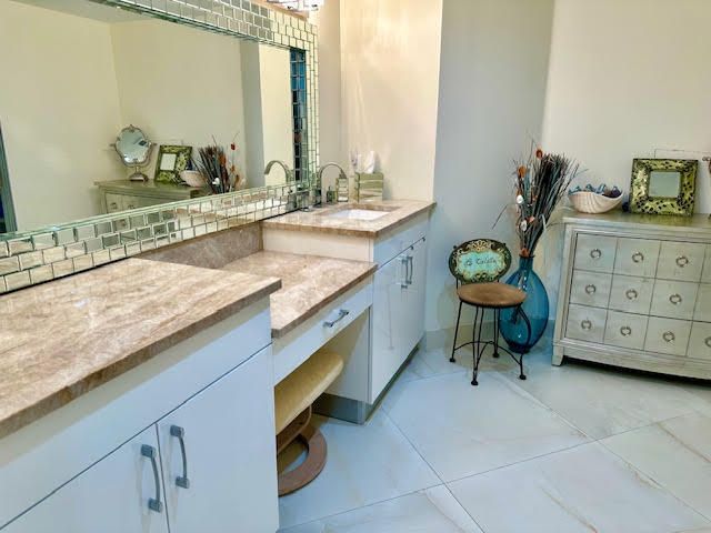 Под контрактом: $9,500 (2 спален, 2 ванн, 1933 Квадратных фут)