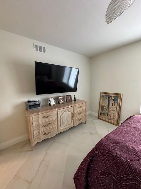 Под контрактом: $9,500 (2 спален, 2 ванн, 1933 Квадратных фут)