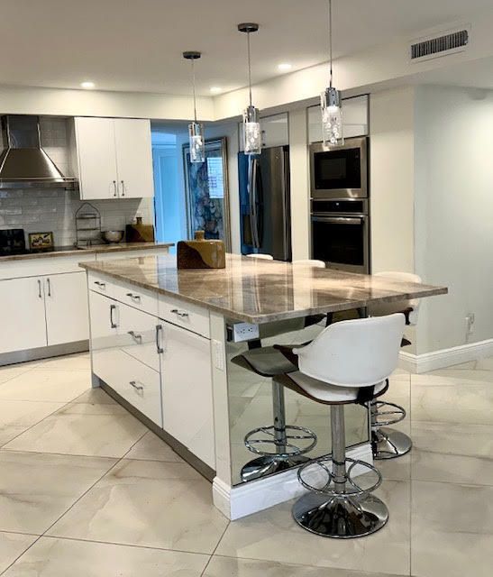 Под контрактом: $9,500 (2 спален, 2 ванн, 1933 Квадратных фут)