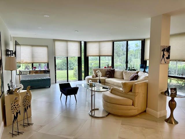 Под контрактом: $9,500 (2 спален, 2 ванн, 1933 Квадратных фут)