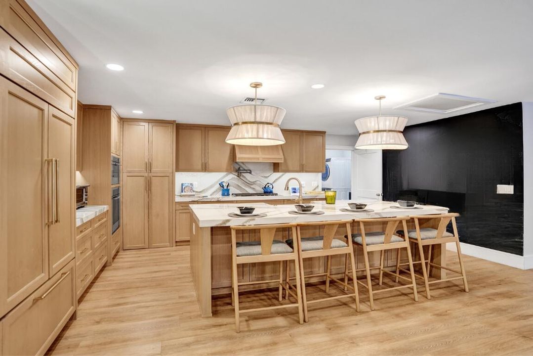 合同活跃: $1,699,900 (4 贝兹, 3 浴室, 2586 平方英尺)