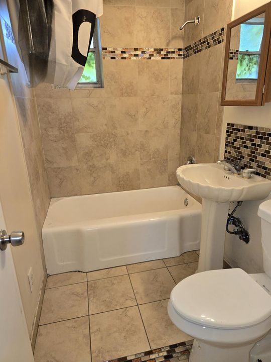 Activo con contrato: $1,600 (2 camas, 1 baños, 818 Pies cuadrados)