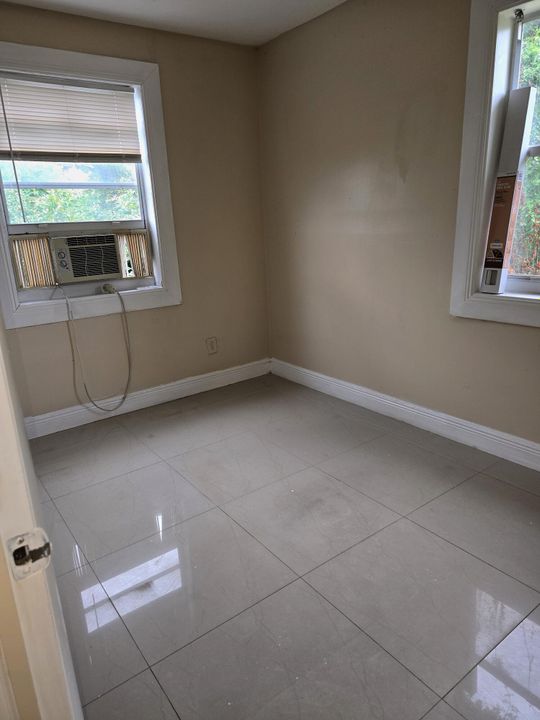 Activo con contrato: $1,600 (2 camas, 1 baños, 818 Pies cuadrados)