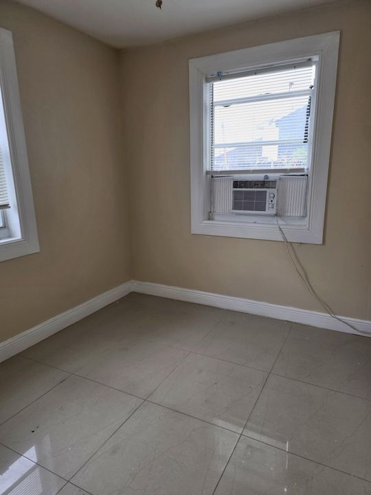 Activo con contrato: $1,600 (2 camas, 1 baños, 818 Pies cuadrados)