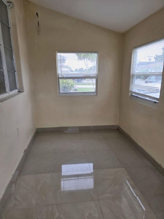 Activo con contrato: $1,600 (2 camas, 1 baños, 818 Pies cuadrados)