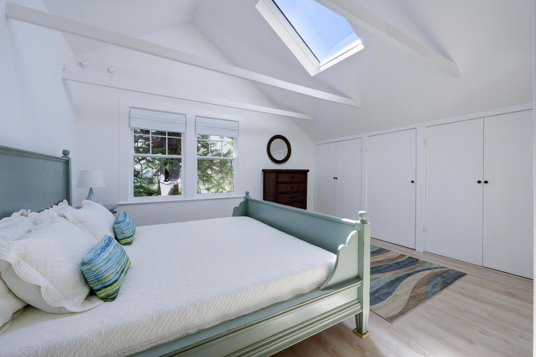 For Sale: $4,150,000 (3 beds, 2 baths, 1728 Square Feet)