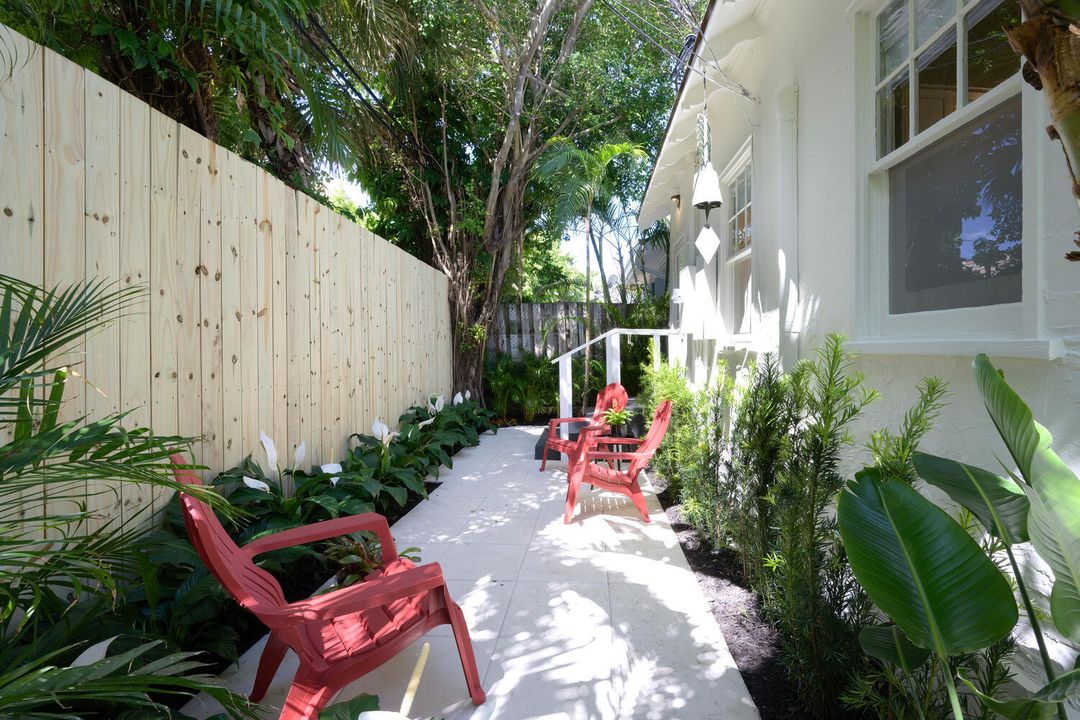 For Sale: $4,150,000 (3 beds, 2 baths, 1728 Square Feet)
