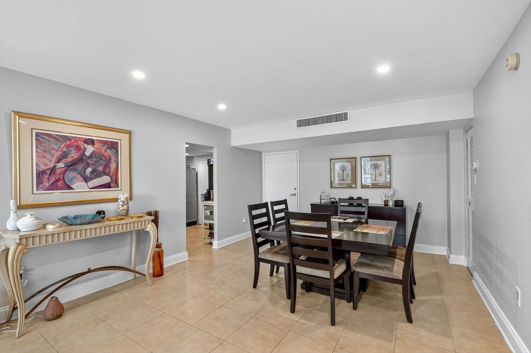 Active With Contract: $600,000 (2 beds, 2 baths, 1292 Square Feet)