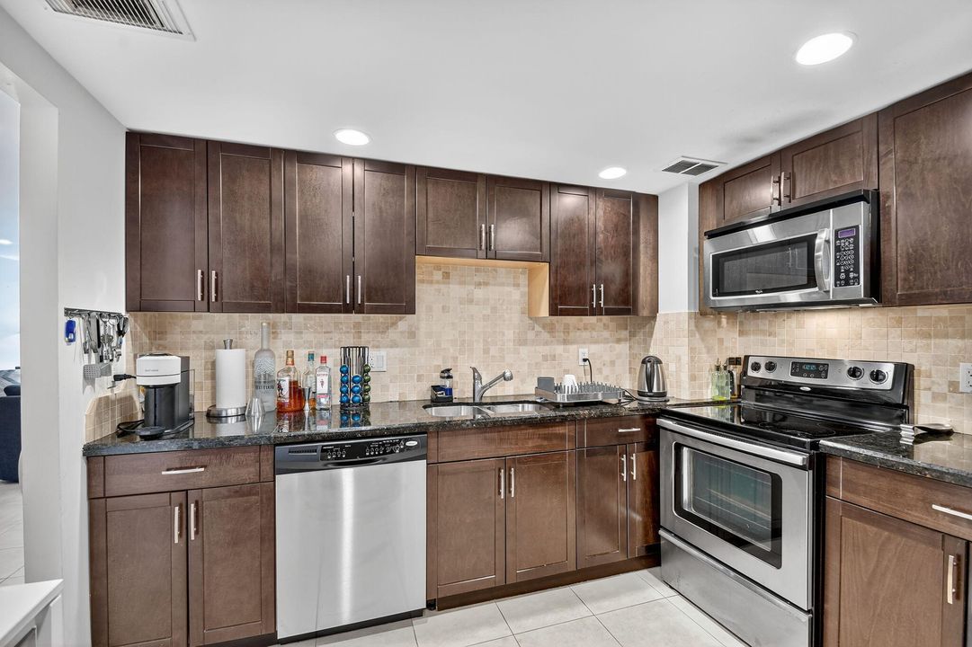 Active With Contract: $600,000 (2 beds, 2 baths, 1292 Square Feet)