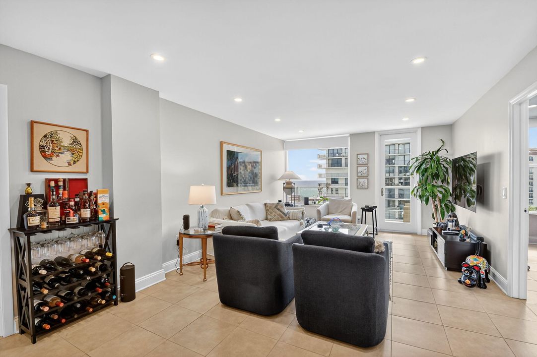 Active With Contract: $600,000 (2 beds, 2 baths, 1292 Square Feet)