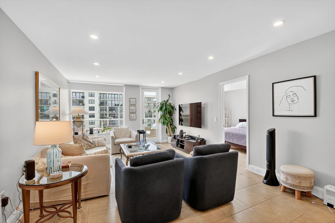 Active With Contract: $600,000 (2 beds, 2 baths, 1292 Square Feet)