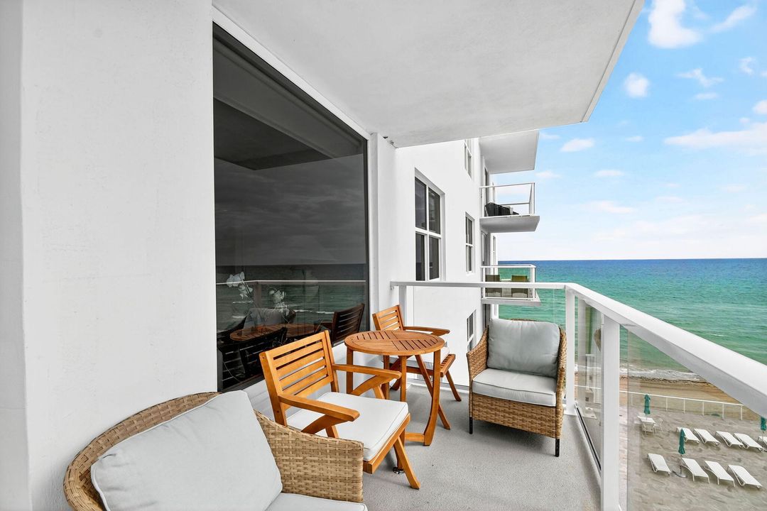 Active With Contract: $600,000 (2 beds, 2 baths, 1292 Square Feet)