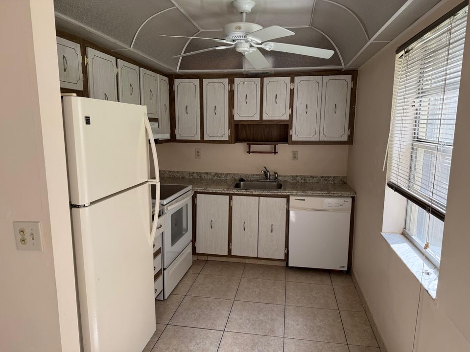 合同活跃: $1,500 (2 贝兹, 2 浴室, 902 平方英尺)