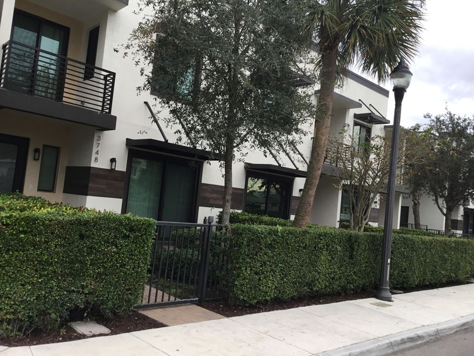 For Sale: $975,000 (3 beds, 3 baths, 2262 Square Feet)