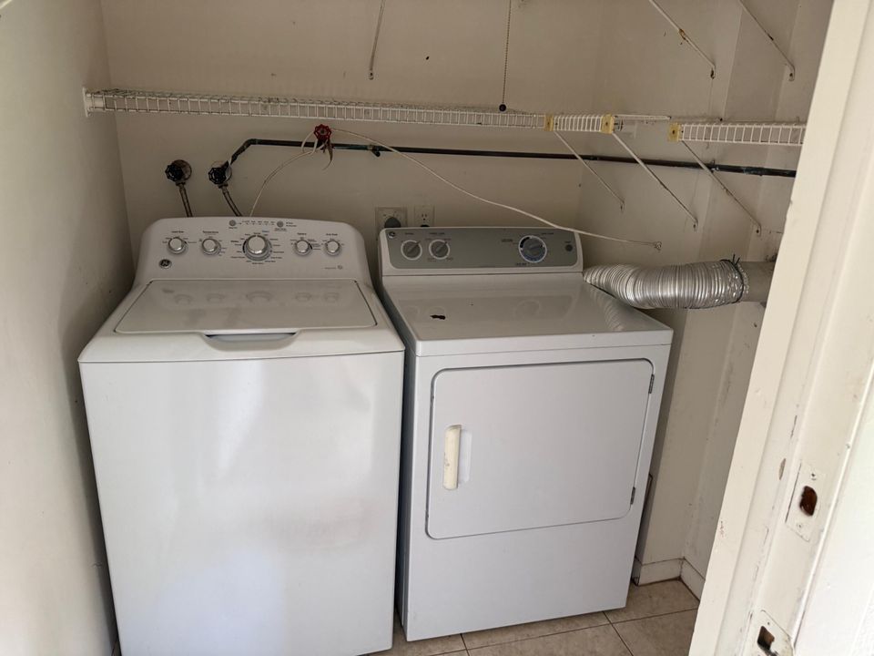 合同活跃: $1,500 (2 贝兹, 2 浴室, 902 平方英尺)